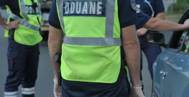 photo  samedi 31 janvier 2026, les agents des douanes ont saisi plus d’une tonne de cigarettes de contrebande dans un camion.  &copy;  archives - po 