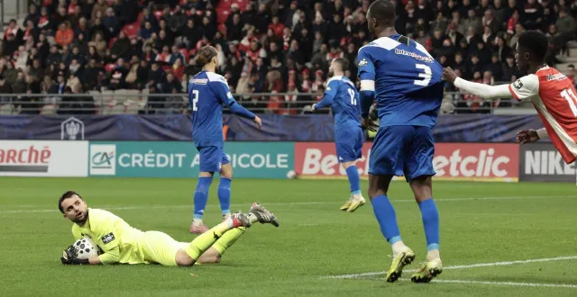 photo  le gardien manceau ewan hatfout, au sol devant son capitaine samuel yohou, le 3 février 2026.  &copy;  photopqr/l’union de reims/maxppp 