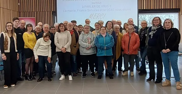 photo  bénévoles du centre communal d’action sociale) et agents municipaux autour de jean-louis logeais, adjoint aux affaires sociales  &copy;  co 