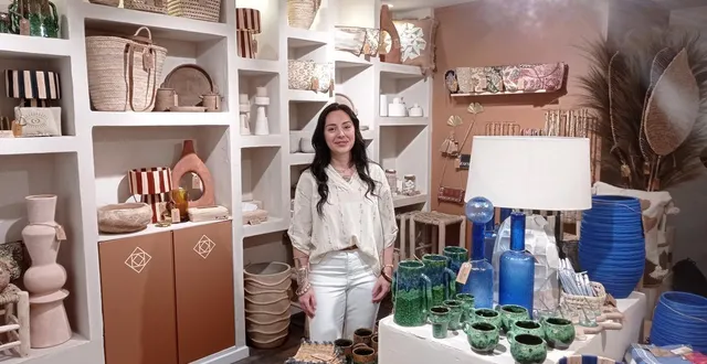 photo  laura dauphin au cœur de sa maison bahia emplie d’objets de décoration au goût de voyage.  &copy;  ouest-france 