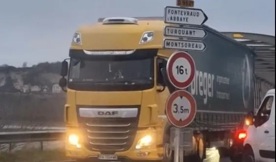 photo  la scène a été capturée en vidéo par un automobiliste.  &copy;  facebook 