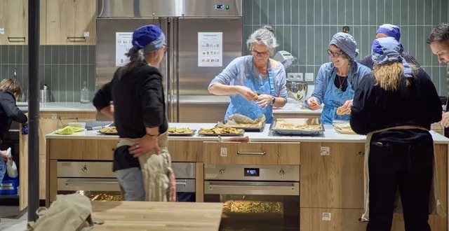 photo  dans ce restaurant participatif qui vient d’ouvrir à montbrison (loire), les clients qui le souhaitent peuvent cuisiner avant de se mettre à table.  &copy;  christian delorme 