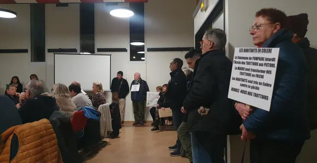 photo  présents en nombre à l’occasion du conseil municipal, les opposants au projet de la commune ont su faire entendre les motifs de leur colère.  &copy;  co 
