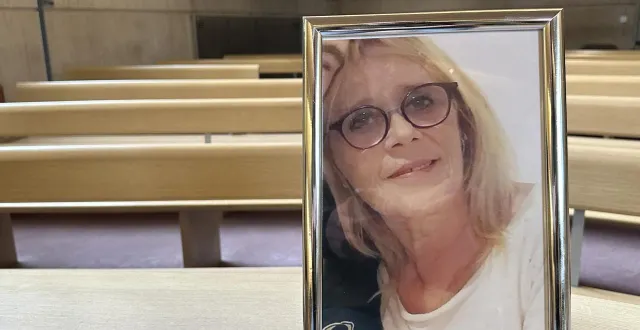 photo  à la cour d’assises de la sarthe, la famille de monique chelle a apporté une photo d’elle, durant le procès de son ex-compagnon. il a été condamné pour assassinat à trente ans de réclusion criminelle. avec vingt ans de période de sûreté.  &copy;  ouest-france 