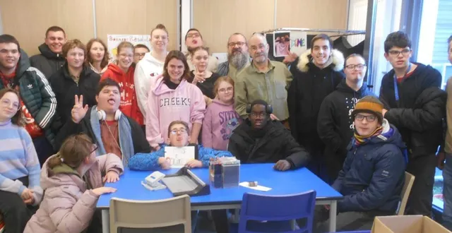 photo  une partie des jeunes adultes de montval-sur-loir ayant participé aux ateliers créatifs.  &copy;  ouest-france 