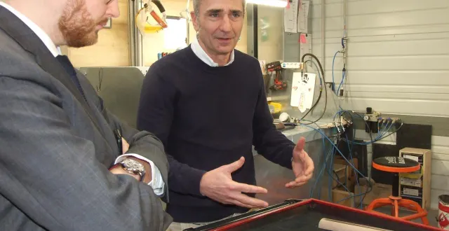 photo  paul macheret décrit la technicité des différents montages des luminaires.  &copy;  ouest-france 