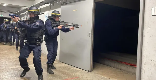 photo  exercice de la crs 10 du mans (sarthe) à la caserne des pompiers de degré.  &copy;  ouest-france 