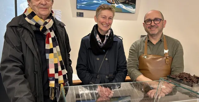 photo  angers, rue beaurepaire, le 4 février 2026. le travail de soisik oger le goff, commissaire artistique, ici avec jean-michel conte (à gauche), président de la renaissance de la doutre, est visible à l’hôtel des pénitentes ainsi que chez le chocolatier pascal lévesque (à droite), rue beaurepaire.  &copy;  co 
