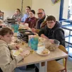 photo  les collégiens déjeunent avec le directeur thierry bélanger à la table d’hôte. 
