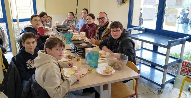 photo  les collégiens déjeunent avec le directeur thierry bélanger à la table d’hôte.  &copy;  co 