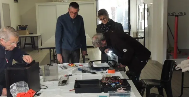 photo  un samedi matin par mois, les spécialistes du dépannage s’affairent autour d’objets défectueux.  &copy;  ouest-france. 