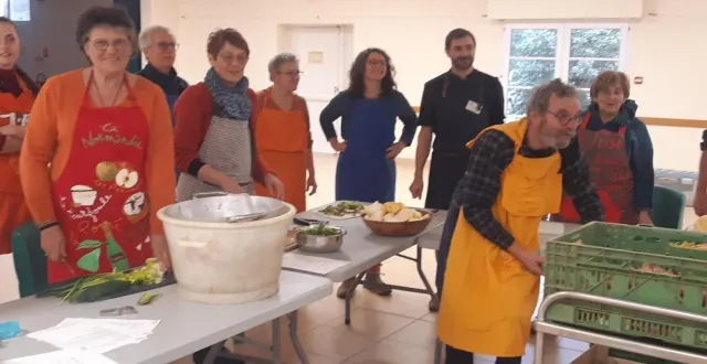 photo  les volontaires ont partagé leur savoir-faire en cuisine avec le chef anthony routhiau (au centre en second plan).  &copy;  ouest-france 