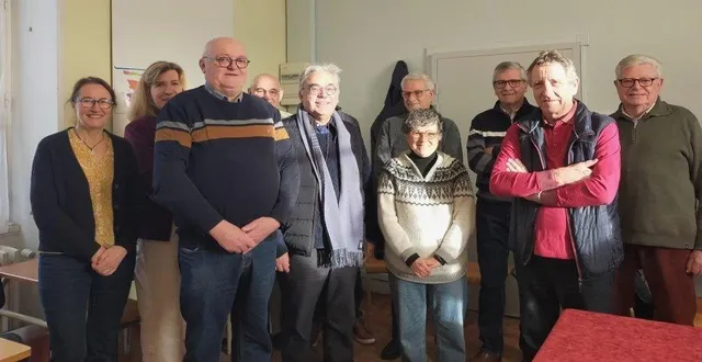 photo  de gauche à droite, daniel rault, l’abbé gautreau, danielle lepage, alain hornoy, en présence des membres de l’eap et du cep.  &copy;  ouest-france 