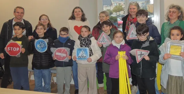 photo  les délégués de classes, enseignants, élus et représentants de l’association arborent les panneaux reçus.  &copy;  ouest-france. 