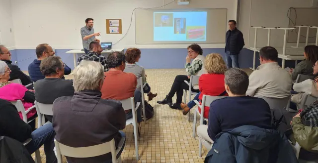 photo  les deux coprésidents, clément hurault, à gauche, et laurent froger, à droite, devant les adhérents de l’association du hameau de la bourgonnière.  &copy;  ouest-france 