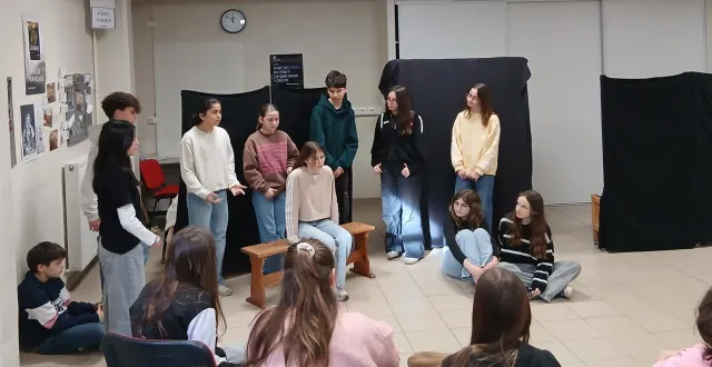 photo  les élèves de 5e option théâtre ont joué « le goût du sel », une pièce contre le harcèlement scolaire.  &copy;  collège sainte-anne 