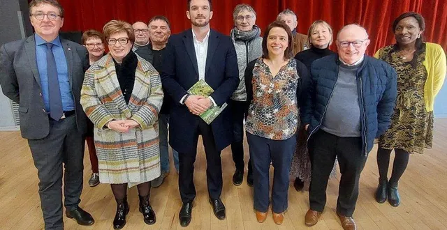 photo  au premier plan, de gauche à droite : pascal duforestel, elisabeth maillard, maire de saint-rémy (représentante de la can), le député bastien marchive, lucy moreau, maire de la commune, christian brémau, maire de saint-maxire (représentant de la can). au second plan, les conseillers municipaux.  &copy;  co 