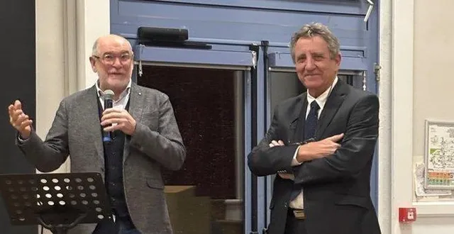 photo  lors de la galette des villages, alain hornoy (à droite), maire délégué de brain, a annoncé ne pas se représenter après 18 ans d’engagement. il a chaleureusement été remercié par le maire jean charles prono.  &copy;  co 