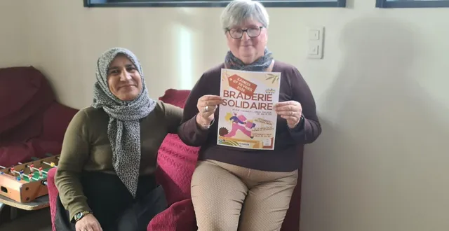 photo  hatice elmas, encadrante de l’atelier couture et chantal ernoult, bénévole.  &copy;  co 