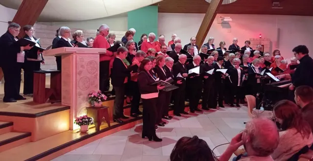 photo  55 choristes réunis pour des chants en commun sous la direction de benjamin réthoré.  &copy;  co 