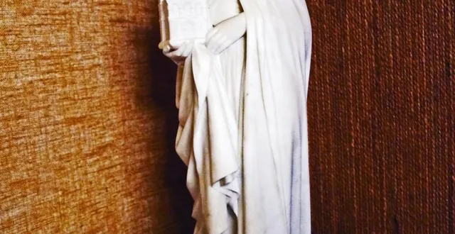 photo  la statue de sainte théodechilde trône désormais dans la salle du conseil municipal .  &copy;  ouest-france 