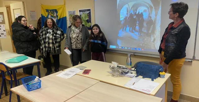 photo  anne roberti, professeure d’allemand et d’anglais, explique aux parents, vidéoà l’appui, comment elle évolue dans ses cours.  &copy;  ouest-france 