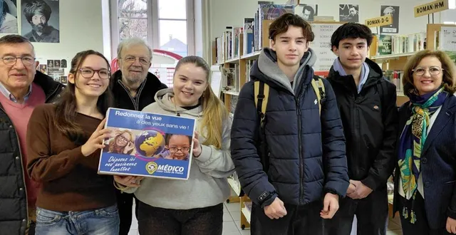 photo  les représentants des élèves de seconde présentant une de leurs affiches au côtéde bernard goubeaux, didier bernard et fabienne guenanten, membres du lions club.  &copy;  dr 