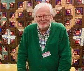 photo  charles-édouard de broin parlera des patchworks log cabin qu’il collectionne depuis des années.  &copy;  ouest-france 