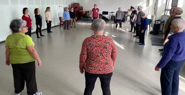 photo  entre 10 et 15 personnes participent à chaque séance de qi gong.  &copy;  le maine libre 