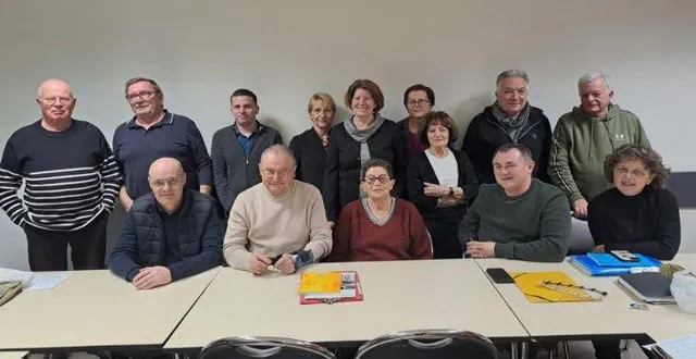 photo  le nouveau bureau du comité des fêtes, présidé par michel touchet (2e à droite 1er rang), a été élu lors de l’assemblée générale à la salle polyvalente.  &copy;  le maine libre 