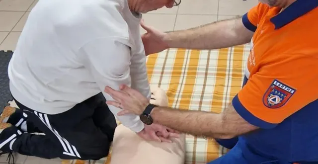 photo  le formateur guide les gestes du stagiaire.  &copy;  protection civile 