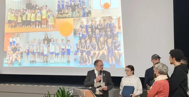 photo  le maire alain viot a mis à l’honneur des habitants qui ont fait beaucoup pour la commune.  &copy;  le maine libre 