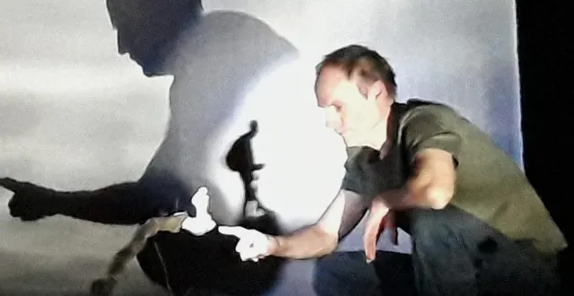 photo  ombres projetées et effets spéciaux bricolés ont créé l’illusion.  &copy;  co 