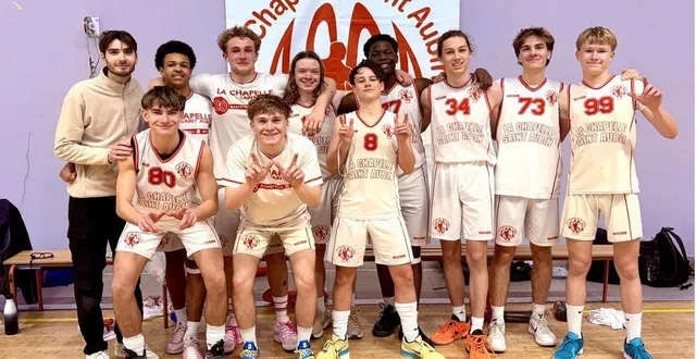 photo  l’équipe u18 de l’asca basket et son entraîneur, alexis desmet.  &copy;  ouest-france 