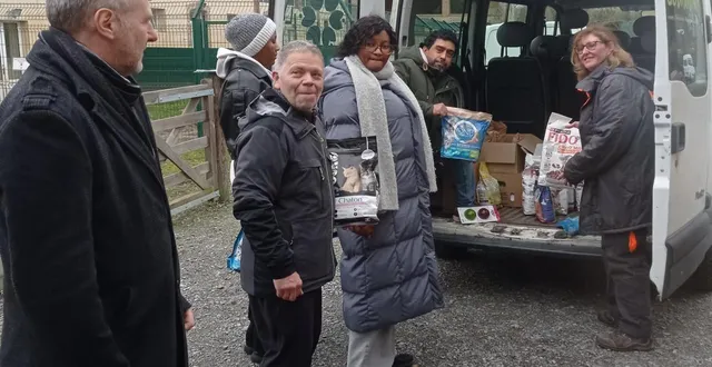 photo  jackie oger, formateur au cfppa de la germinière (1er plan), en compagnie des quatre apprenants et de sarah kervinio, agente animalier de la spa, lors de la livraison des dons.  &copy;  ouest-france 