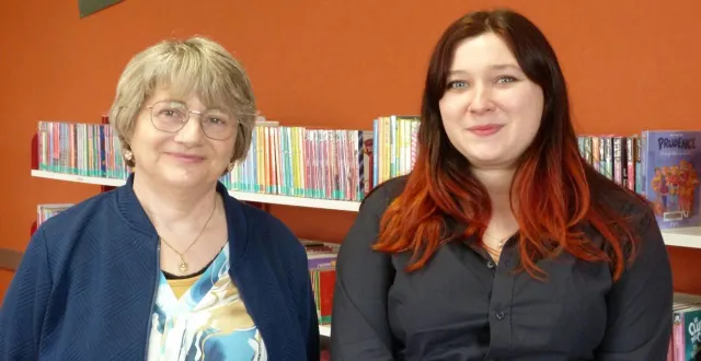 photo  pendant trente-neuf ans, odile paulin, à gauche,  a transmis son amour des livres. une belle longévité que lorie vedrenne s’apprête à poursuivre.  &copy;  ouest-france 