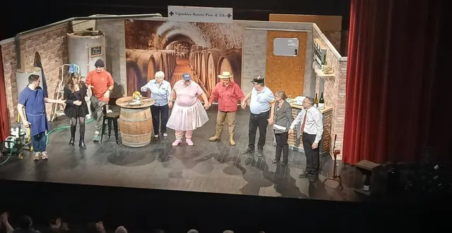 photo  les acteurs de la compagnie de vair lors du salut final.  &copy;  ouest-france 