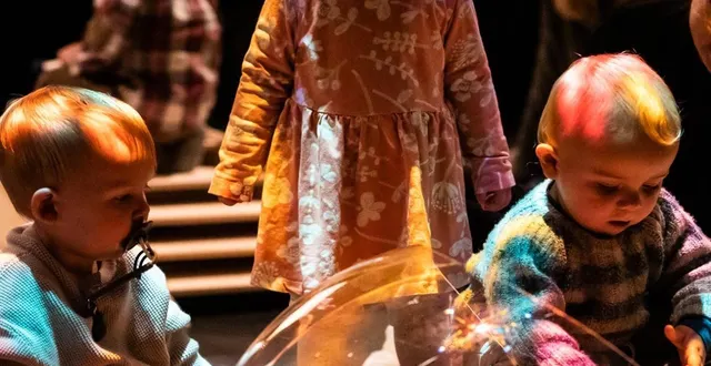 photo  le jeune public est invité à explorer et interagir avec l’art qui les entoure.  &copy;  evy ottermans 