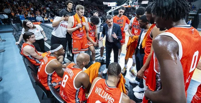photo  au premier plan, assis, shannon bogues, johnny berhanesmeskel et travante williams, trois des sept nord-américains du mans sarthe basket.  &copy;  dominique breugnot/ouest-france 
