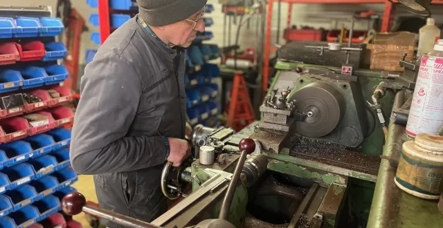 photo  véritable orfèvre de la mécanique automobile, richard sait se servir de machines outils à l’ancienne pour améliorer ou même refabriquer des pièces. fin février, il prend sa retraite de chez dessoude compétition à saint-lô (manche), mais n’a pas dit son dernier mot, car il va se consacrer au pilotage en courses.  &copy;  ouest-france 