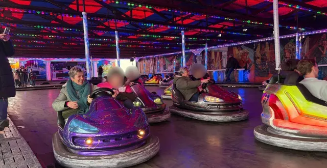 photo  dans les autos tamponneuses, les jeunes de l’ime godegrand à la chapelle-près-sées s’amusent aux côtés de leurs éducatrices.  &copy;  ouest-france 