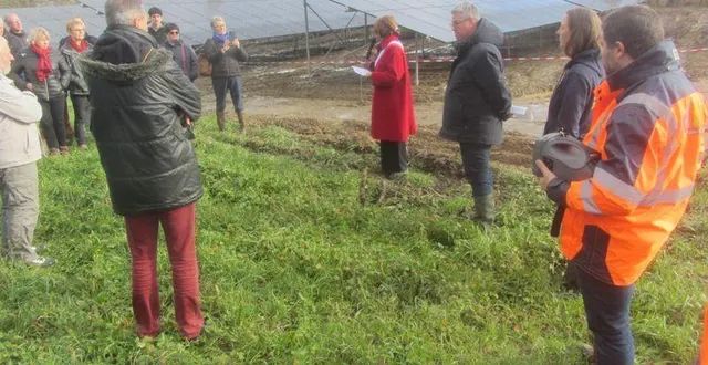 photo  samedi, virginie guichard, maire (au centre, en rouge), a inauguré le premier parc photovoltaïque de la commune, doté de 1 600 m2 de panneaux solaires.  &copy;  co 