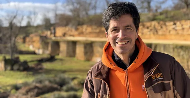 photo  françois gay, directeur du bioparc de doué-en-anjou (maine-et-loire), devant la vallée des rhinocéros, un espace en plein lifting.  &copy;  ouest-france 