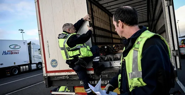 photo  la douane a découvert 5 800 cartouches de cigarettes de contrebande dans un camion en maine-et-loire. photo d’illustration.  &copy;  martin roche/ouest-france 
