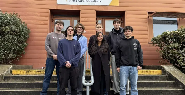 photo  les sept étudiants qui travaillent en collaboration avec tradition sarthoise de changé.  &copy;  le maine libre 