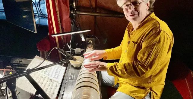 photo  thomas bloch est l’un des rares musiciens à jouer sur un armonica de verre.  &copy;  ouest-france 