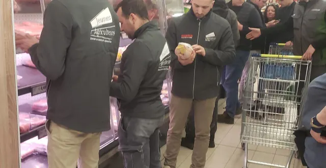 photo  contrôle de la viande dans les vitrines réfrigérées  &copy;  ouest-france 