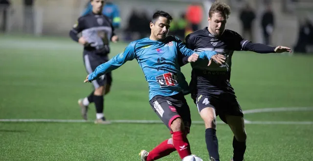 photo  pierre réau (en bleu) à la lutte, lors de la réception d’avenir 79, le 6 décembre 2025.  &copy;  co – clémence chauvin 