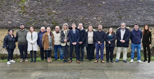 photo  les quinze candidats de la liste.  &copy;  « relevons domfront » 