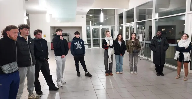 photo  dix jeunes ont reçu leur première carte d’électeur.  &copy;  le maine libre 